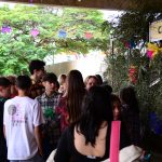Público acompanha o Arraiá do Coração na quadra do colégio