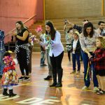 Participantes com trajes juninos posam para foto no Arraiá do Coração