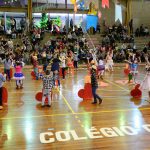 Público acompanha o Arraiá do Coração na quadra do colégio