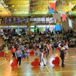 Público acompanha o Arraiá do Coração na quadra do colégio
