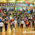 Público acompanha o Arraiá do Coração na quadra do colégio