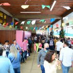 Público acompanha o Arraiá do Coração na quadra do colégio