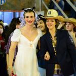Participantes com trajes juninos posam para foto no Arraiá do Coração