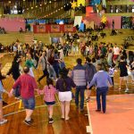 Público acompanha o Arraiá do Coração na quadra do colégio