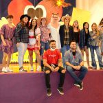 Participantes com trajes juninos posam para foto no Arraiá do Coração