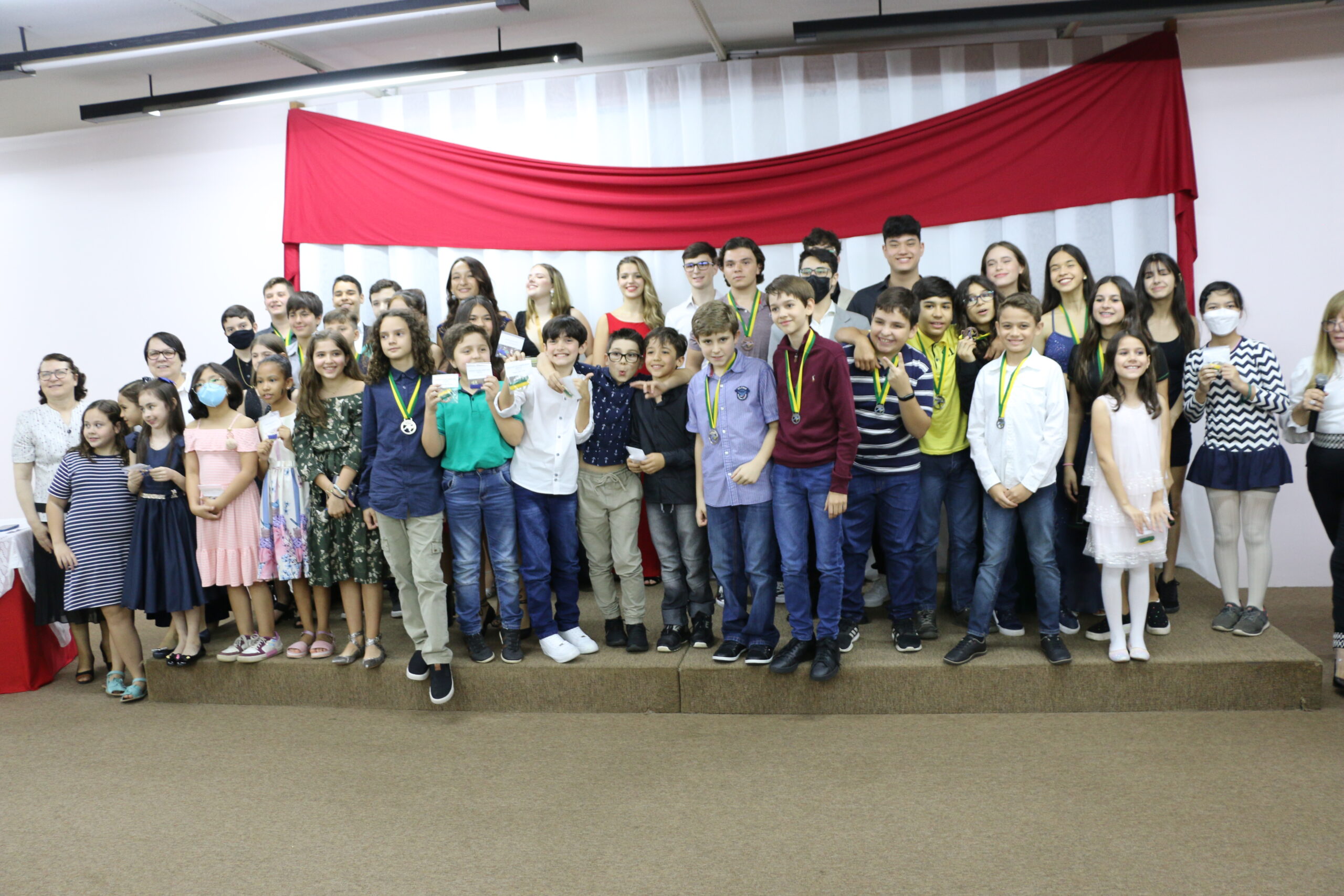 Alunos reunidos no palco decorado durante a Noite de Premiação