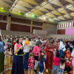 Ginásio cheio de mães e crianças na homenagem do Dia das Mães