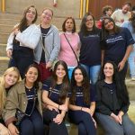Educadoras do colégio posam para foto na homenagem do Dia das Mães