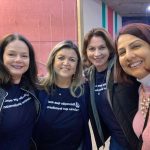 Educadoras do colégio posam para foto na homenagem do Dia das Mães