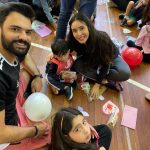 Mãe e filho sentados no chão do ginásio durante a homenagem do Dia das Mães