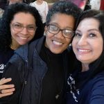 Educadoras do colégio posam para foto na homenagem do Dia das Mães