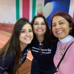 Educadoras do colégio posam para foto na homenagem do Dia das Mães