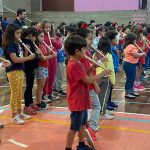 Ginásio cheio de mães e crianças na homenagem do Dia das Mães