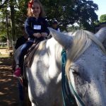 Aluno da Educação Infantil monta a cavalo na visita ao Sítio São José