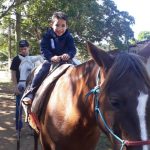 Aluno da Educação Infantil monta a cavalo na visita ao Sítio São José