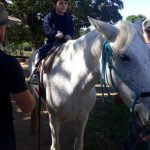 Aluno da Educação Infantil monta a cavalo na visita ao Sítio São José
