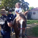 Aluno da Educação Infantil monta a cavalo na visita ao Sítio São José