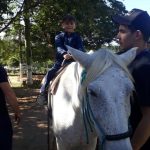 Aluno da Educação Infantil monta a cavalo na visita ao Sítio São José