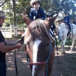 Aluno da Educação Infantil monta a cavalo na visita ao Sítio São José