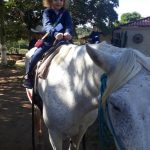 Aluno da Educação Infantil monta a cavalo na visita ao Sítio São José