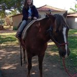 Aluno da Educação Infantil monta a cavalo na visita ao Sítio São José
