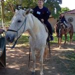 Aluno da Educação Infantil monta a cavalo na visita ao Sítio São José