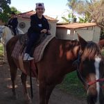 Aluno da Educação Infantil monta a cavalo na visita ao Sítio São José