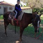 Aluno da Educação Infantil monta a cavalo na visita ao Sítio São José