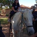 Aluno da Educação Infantil monta a cavalo na visita ao Sítio São José