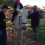 Aluno da Educação Infantil monta a cavalo na visita ao Sítio São José