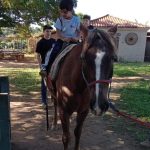 Aluno da Educação Infantil monta a cavalo na visita ao Sítio São José