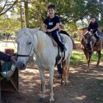 Aluno da Educação Infantil monta a cavalo na visita ao Sítio São José