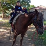 Aluno da Educação Infantil monta a cavalo na visita ao Sítio São José