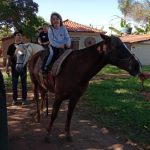 Aluno da Educação Infantil monta a cavalo na visita ao Sítio São José