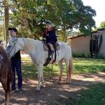Aluno da Educação Infantil monta a cavalo na visita ao Sítio São José