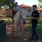 Aluno da Educação Infantil monta a cavalo na visita ao Sítio São José