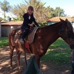 Aluno da Educação Infantil monta a cavalo na visita ao Sítio São José