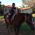 Aluno da Educação Infantil monta a cavalo na visita ao Sítio São José