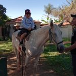 Aluno da Educação Infantil monta a cavalo na visita ao Sítio São José