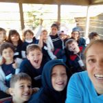 Alunos e educadoras posam para foto no Sítio São José
