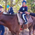 Aluno da Educação Infantil monta a cavalo na visita ao Sítio São José