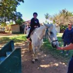 Aluno da Educação Infantil monta a cavalo na visita ao Sítio São José