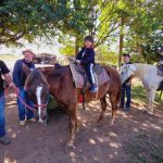 Aluno da Educação Infantil monta a cavalo na visita ao Sítio São José