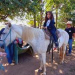Aluno da Educação Infantil monta a cavalo na visita ao Sítio São José