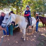 Aluno da Educação Infantil monta a cavalo na visita ao Sítio São José