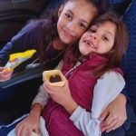 Alunos e educadoras posam para foto no Sítio São José