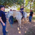 Alunos observam e alimentam os animais do Sítio São José
