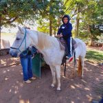 Aluno da Educação Infantil monta a cavalo na visita ao Sítio São José