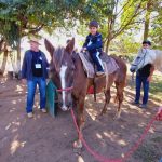 Aluno da Educação Infantil monta a cavalo na visita ao Sítio São José