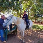 Aluno da Educação Infantil monta a cavalo na visita ao Sítio São José